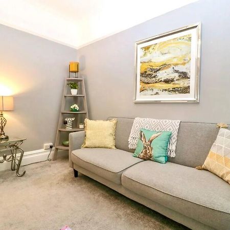Homely 4 Bedroom Large House Inc Free Parking - Great Location - Fast Wifi - Smart Tv - Sleeps Up To 7! Close To Bournemouth & Poole Town Centre & Sandbanks Buitenkant foto