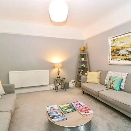 Homely 4 Bedroom Large House Inc Free Parking - Great Location - Fast Wifi - Smart Tv - Sleeps Up To 7! Close To Bournemouth & Poole Town Centre & Sandbanks Buitenkant foto