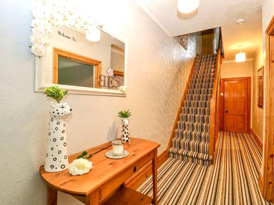 Homely 4 Bedroom Large House Inc Free Parking - Great Location - Fast Wifi - Smart Tv - Sleeps Up To 7! Close To Bournemouth & Poole Town Centre & Sandbanks Buitenkant foto