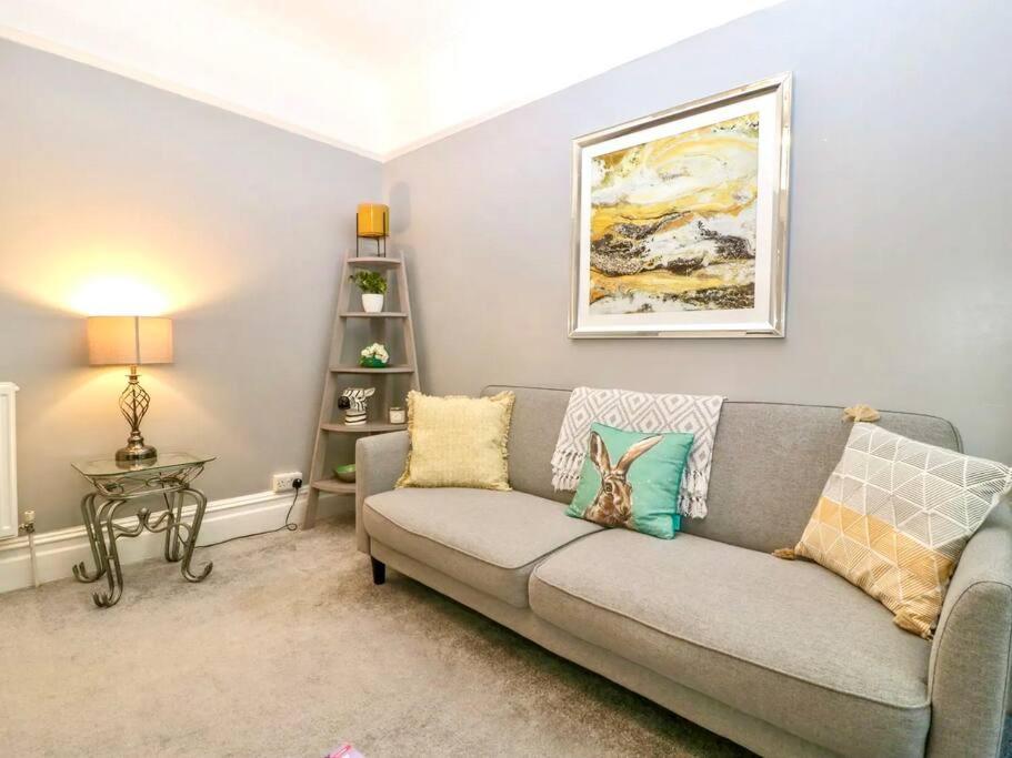 Homely 4 Bedroom Large House Inc Free Parking - Great Location - Fast Wifi - Smart Tv - Sleeps Up To 7! Close To Bournemouth & Poole Town Centre & Sandbanks Buitenkant foto