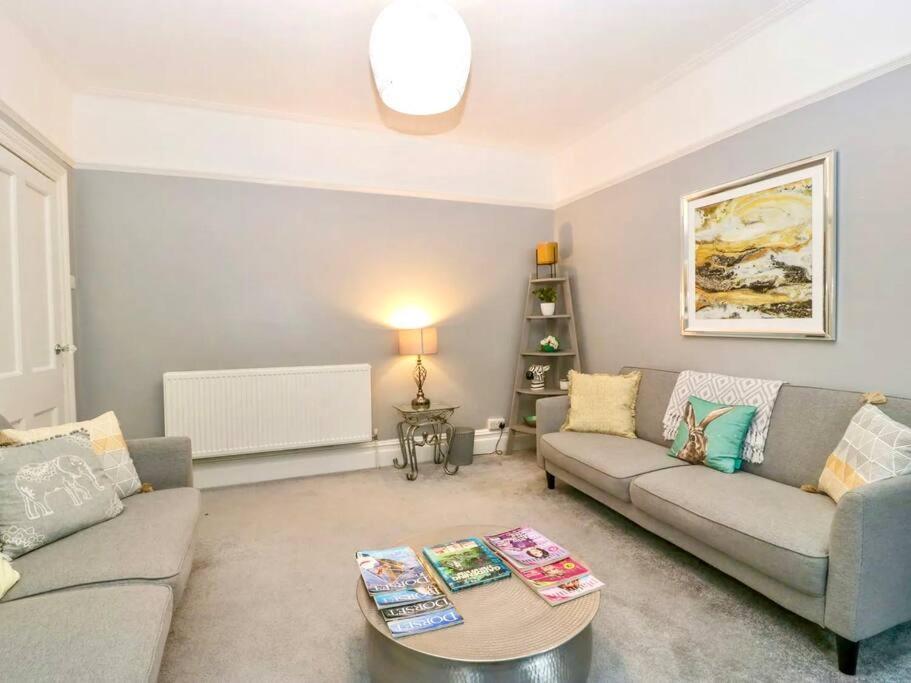 Homely 4 Bedroom Large House Inc Free Parking - Great Location - Fast Wifi - Smart Tv - Sleeps Up To 7! Close To Bournemouth & Poole Town Centre & Sandbanks Buitenkant foto