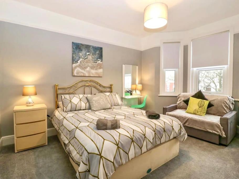 Homely 4 Bedroom Large House Inc Free Parking - Great Location - Fast Wifi - Smart Tv - Sleeps Up To 7! Close To Bournemouth & Poole Town Centre & Sandbanks Buitenkant foto