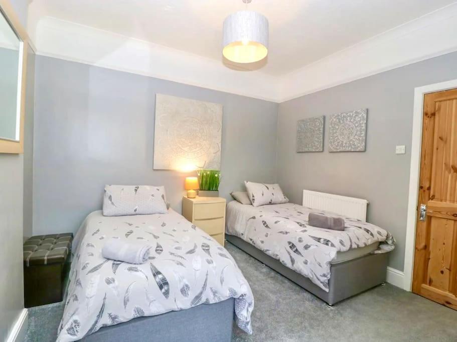 Homely 4 Bedroom Large House Inc Free Parking - Great Location - Fast Wifi - Smart Tv - Sleeps Up To 7! Close To Bournemouth & Poole Town Centre & Sandbanks Buitenkant foto