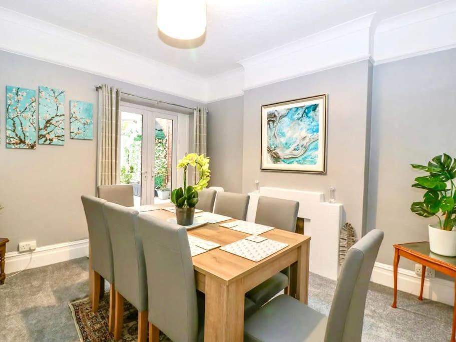 Homely 4 Bedroom Large House Inc Free Parking - Great Location - Fast Wifi - Smart Tv - Sleeps Up To 7! Close To Bournemouth & Poole Town Centre & Sandbanks Buitenkant foto