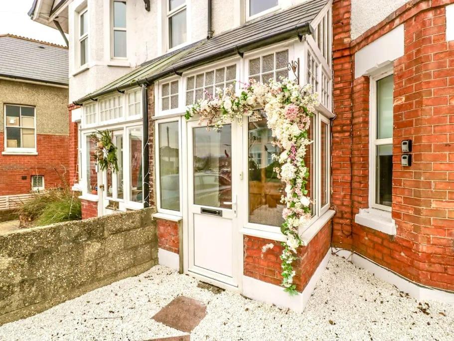 Homely 4 Bedroom Large House Inc Free Parking - Great Location - Fast Wifi - Smart Tv - Sleeps Up To 7! Close To Bournemouth & Poole Town Centre & Sandbanks Buitenkant foto