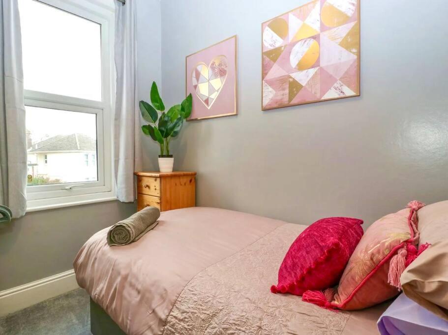 Homely 4 Bedroom Large House Inc Free Parking - Great Location - Fast Wifi - Smart Tv - Sleeps Up To 7! Close To Bournemouth & Poole Town Centre & Sandbanks Buitenkant foto