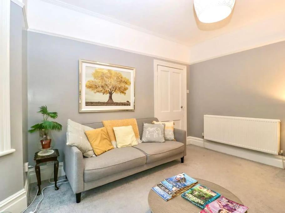 Homely 4 Bedroom Large House Inc Free Parking - Great Location - Fast Wifi - Smart Tv - Sleeps Up To 7! Close To Bournemouth & Poole Town Centre & Sandbanks Buitenkant foto
