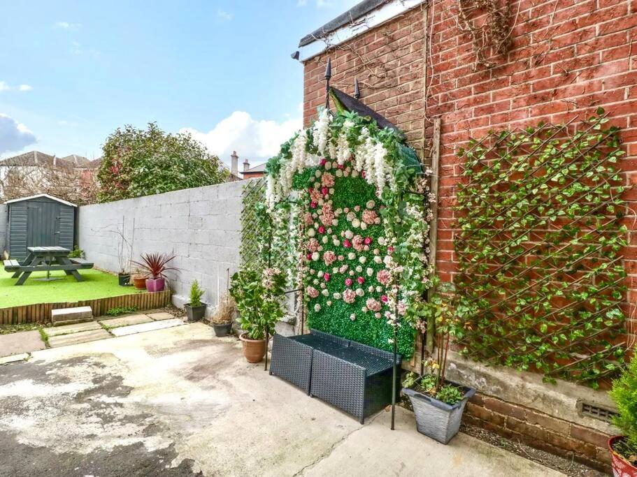 Homely 4 Bedroom Large House Inc Free Parking - Great Location - Fast Wifi - Smart Tv - Sleeps Up To 7! Close To Bournemouth & Poole Town Centre & Sandbanks Buitenkant foto