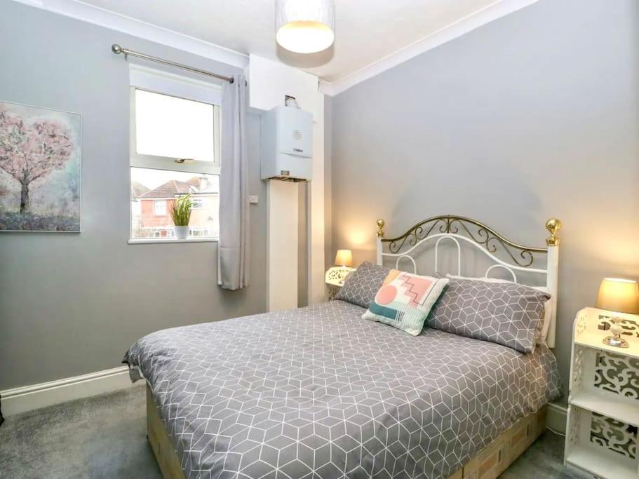 Homely 4 Bedroom Large House Inc Free Parking - Great Location - Fast Wifi - Smart Tv - Sleeps Up To 7! Close To Bournemouth & Poole Town Centre & Sandbanks Buitenkant foto