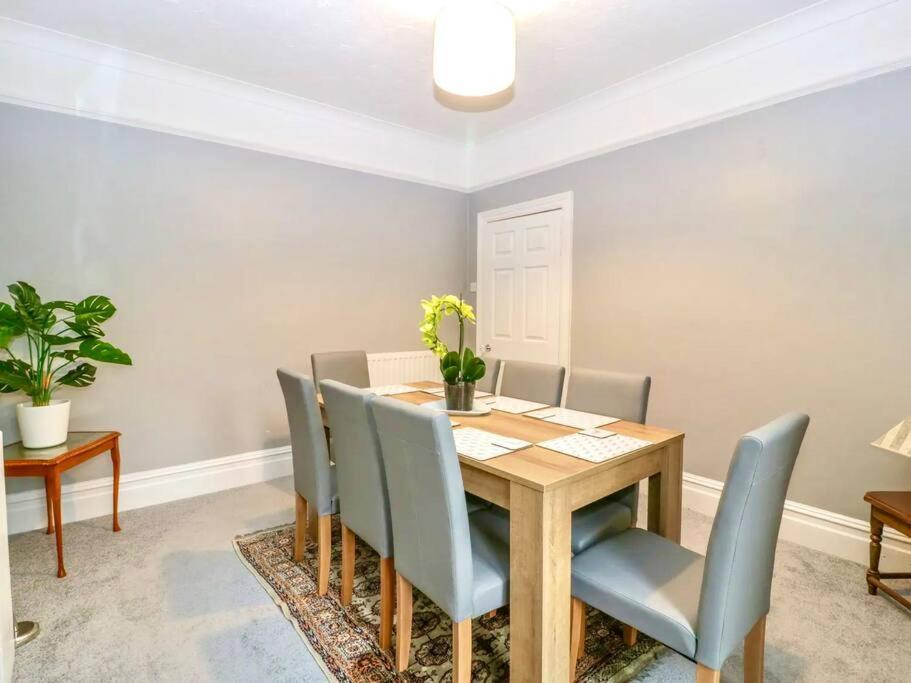 Homely 4 Bedroom Large House Inc Free Parking - Great Location - Fast Wifi - Smart Tv - Sleeps Up To 7! Close To Bournemouth & Poole Town Centre & Sandbanks Buitenkant foto
