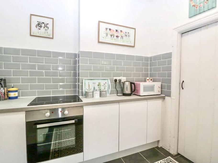 Homely 4 Bedroom Large House Inc Free Parking - Great Location - Fast Wifi - Smart Tv - Sleeps Up To 7! Close To Bournemouth & Poole Town Centre & Sandbanks Buitenkant foto