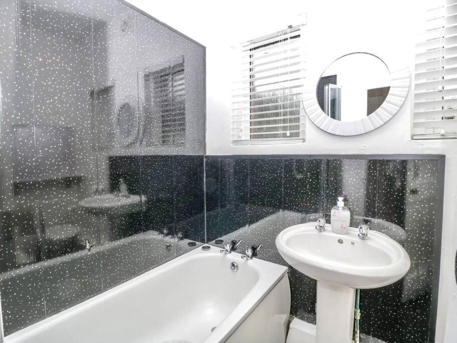 Homely 4 Bedroom Large House Inc Free Parking - Great Location - Fast Wifi - Smart Tv - Sleeps Up To 7! Close To Bournemouth & Poole Town Centre & Sandbanks Buitenkant foto