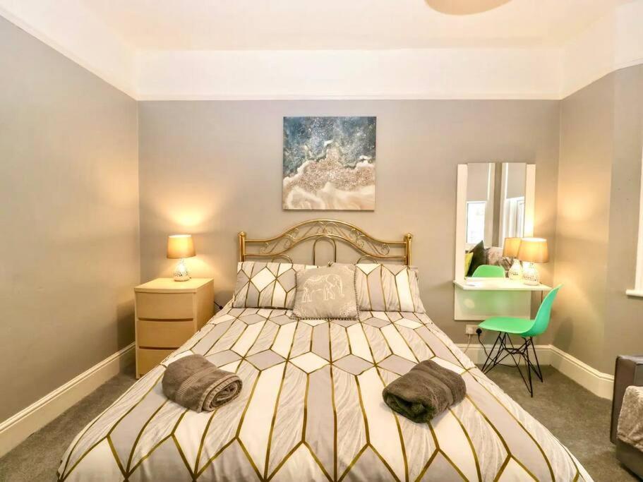 Homely 4 Bedroom Large House Inc Free Parking - Great Location - Fast Wifi - Smart Tv - Sleeps Up To 7! Close To Bournemouth & Poole Town Centre & Sandbanks Buitenkant foto
