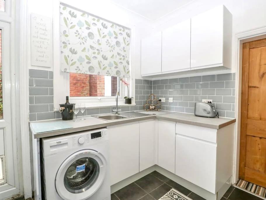 Homely 4 Bedroom Large House Inc Free Parking - Great Location - Fast Wifi - Smart Tv - Sleeps Up To 7! Close To Bournemouth & Poole Town Centre & Sandbanks Buitenkant foto
