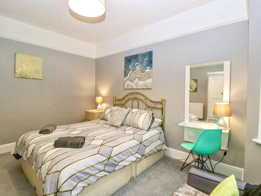 Homely 4 Bedroom Large House Inc Free Parking - Great Location - Fast Wifi - Smart Tv - Sleeps Up To 7! Close To Bournemouth & Poole Town Centre & Sandbanks Buitenkant foto