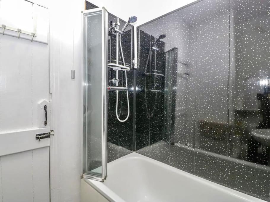 Homely 4 Bedroom Large House Inc Free Parking - Great Location - Fast Wifi - Smart Tv - Sleeps Up To 7! Close To Bournemouth & Poole Town Centre & Sandbanks Buitenkant foto